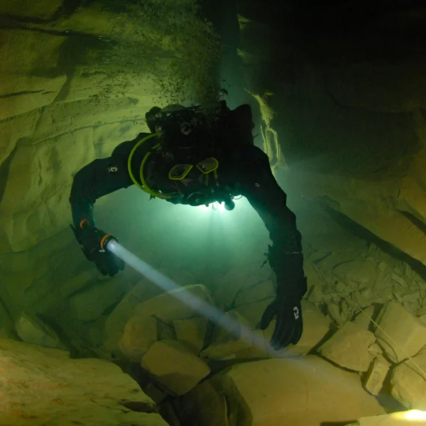Frank Vasseur - Buceo en cuevas con linterna de buceo con zoom OrcaTorch ZD710 MK2