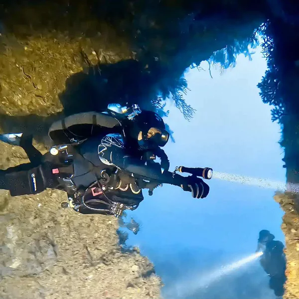 Restos del Lowrance - 250 pies con linterna de buceo con zoom OrcaTorch ZD710 MK2